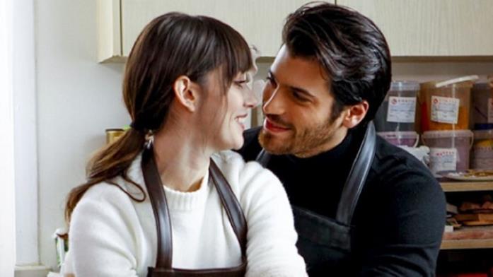 I protagonisti di Bitter Sweet - Ingredienti d'amore Özge Gürel e Can Yaman in una scena di Bitter Sweet - Ingredienti d'amore