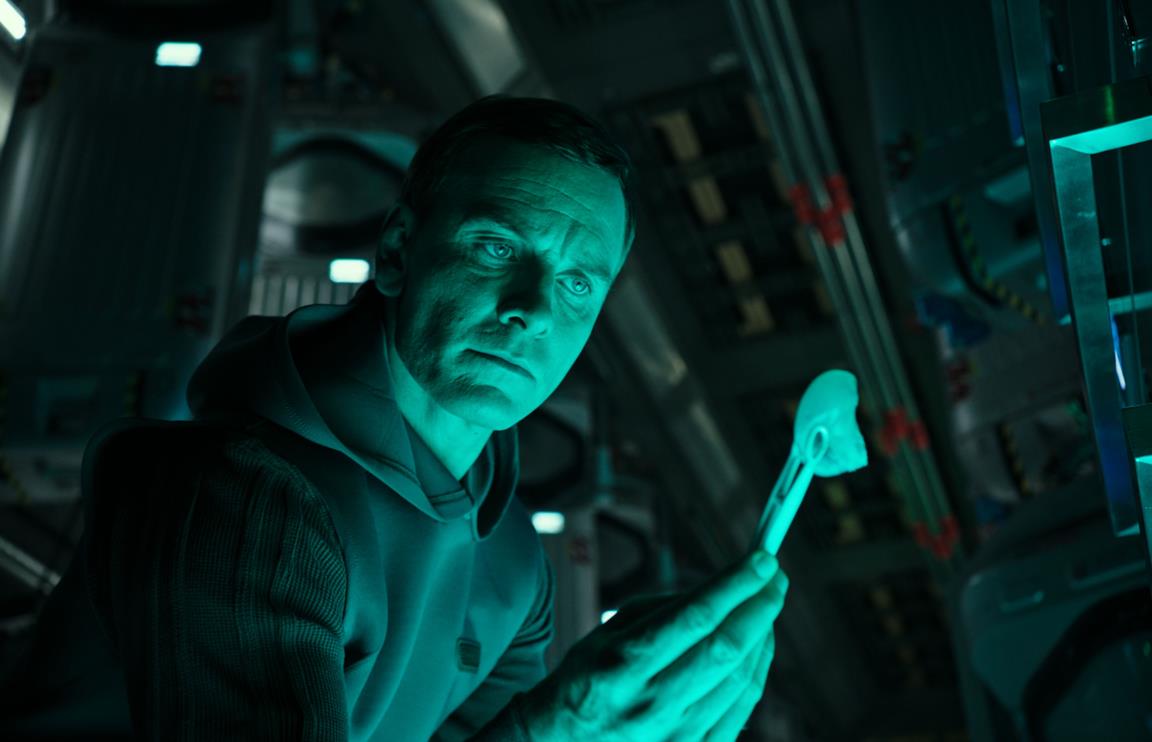 Michael fassbender in una scena di Alien: Covenant