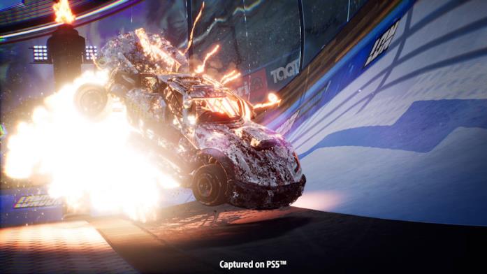 Destruction AllStars, a febbraio 2021 su PS5 Auto in fiamme in uno screen di Destruction AllStars per PS5