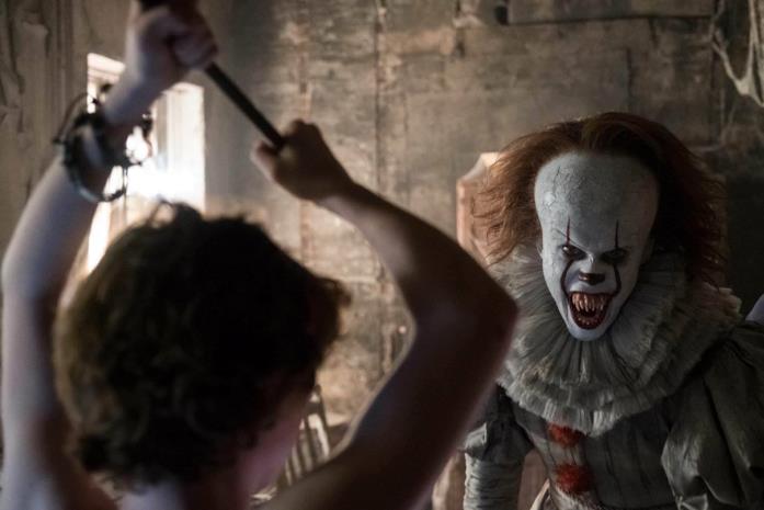 Bev e Pennywise in una scena di IT Scena di IT