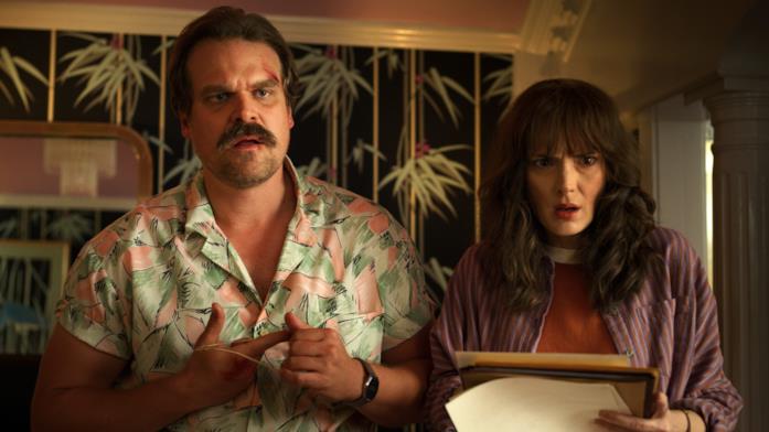 Hopper e Joyce nella terza stagione di Stranger Things Primo piano di David Harbour e Winona Ryder in Stranger Things