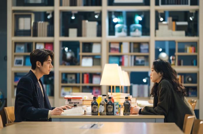 Lee Min-ho e Kim Go-eun in una scena della serie The King: Eternal Monarch