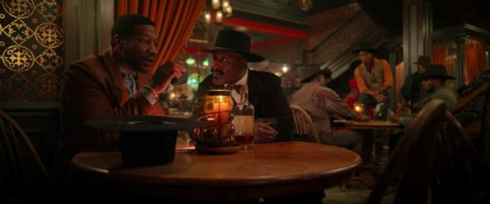 Easter egg di The Harder They Fall Bass Reeves e Nat Love bevono insieme