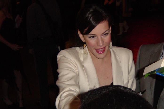 Liv Tyler firma autografi Una foto di Liv Tyler che firma autografi
