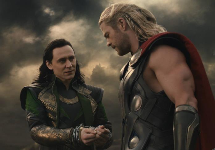Chris Hemsworth e Tom Hiddleston in Thor: The Dark World