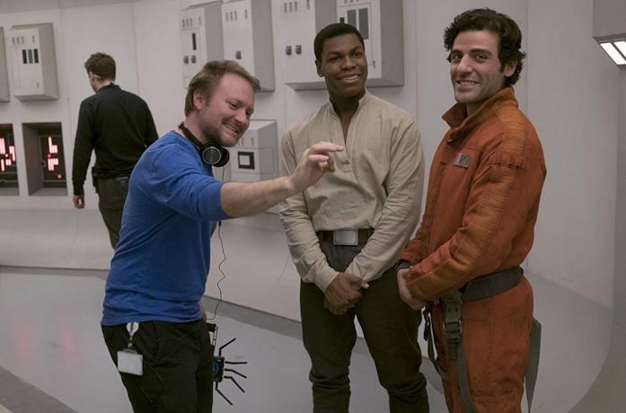 Rian Johnson con John Boyega e Oscar Isaac sul set del film Gli ultimi Jedi
