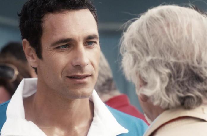 Un primo piano di Raoul Bova in una scena della fiction Come un delfino
