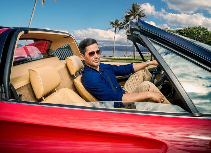 Il nuovo Magnum P.I., ovvero Jay Hernandez Jay Hernandez nel ruolo di Magnum P.I. sulla Ferrari