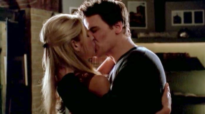 Angel e Buffy in una scena del Buffyverse Sarah Michelle Gellar e David Boreanaz si baciano