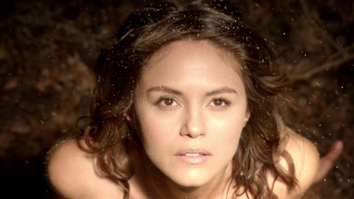 La cacciatrice Rayna Cruz ha il volto dell'attrice Leslie-Anne Huff Leslie-Anne Huff in una scena di The Vampire Diaries