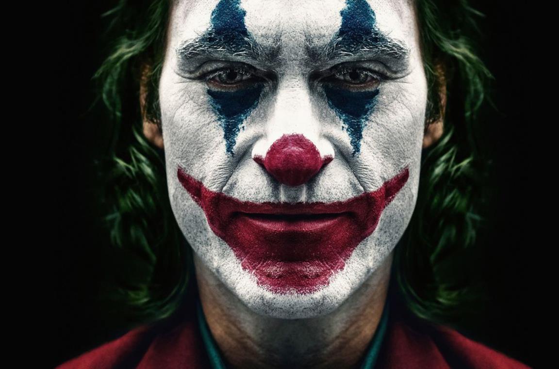 Un primo piano di Joker nel poster del film