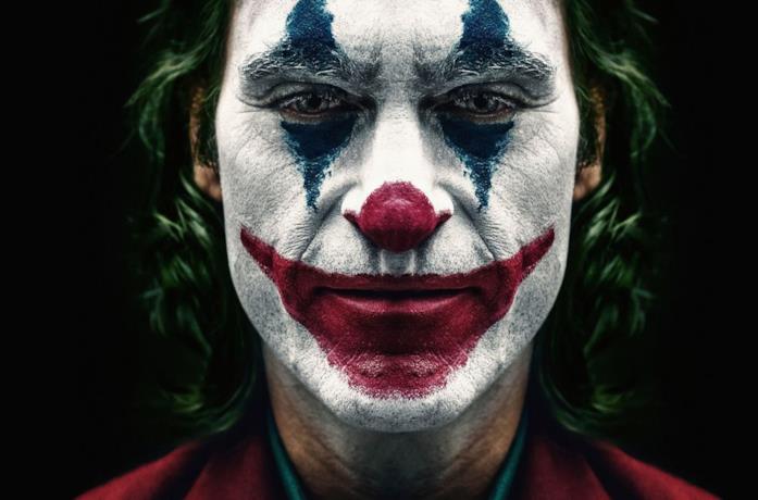 Un primo piano di Joker nel poster del film