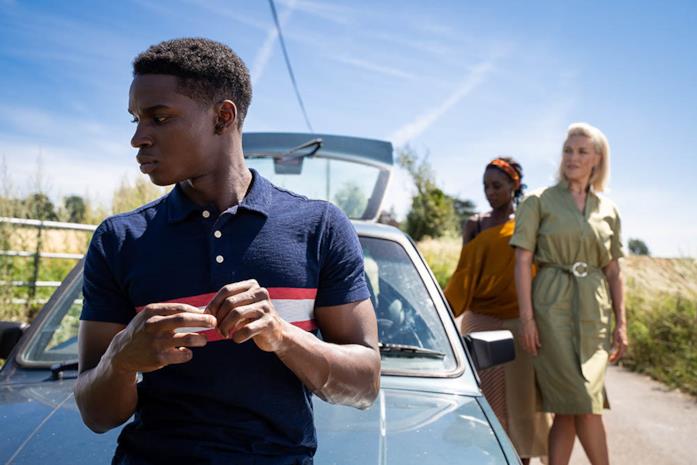 Jackson Jackson e le sue madri in una scena di Sex Education 2