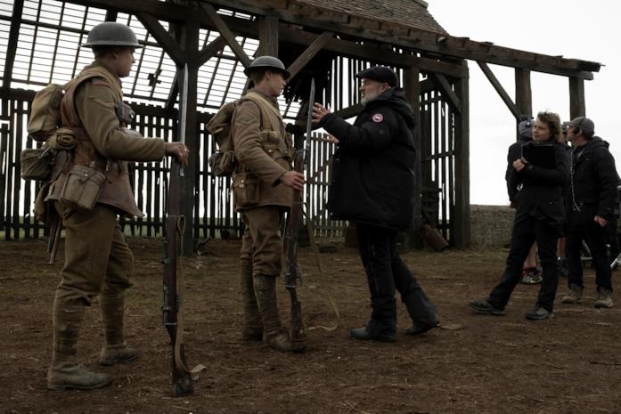 Sam Mendes Sam Mendes sul set di 1917 dirige gli attori