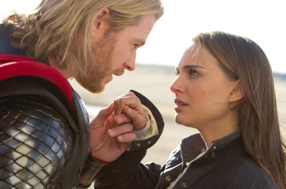 Thor, dopo essere arrivato sulla Terra, guarda negli occhi Jane Foster
