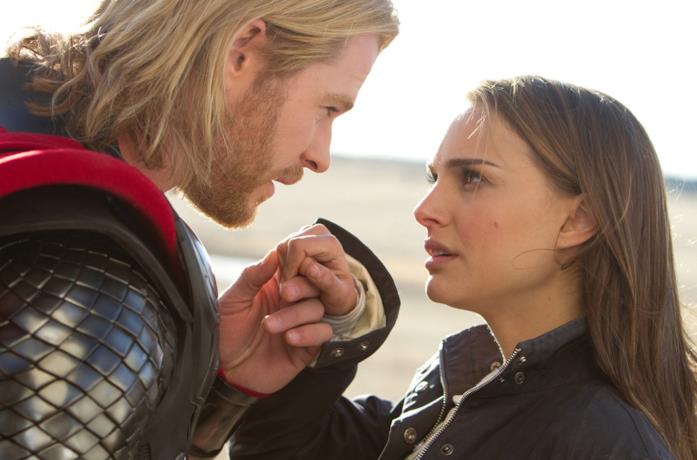 Thor, dopo essere arrivato sulla Terra, guarda negli occhi Jane Foster