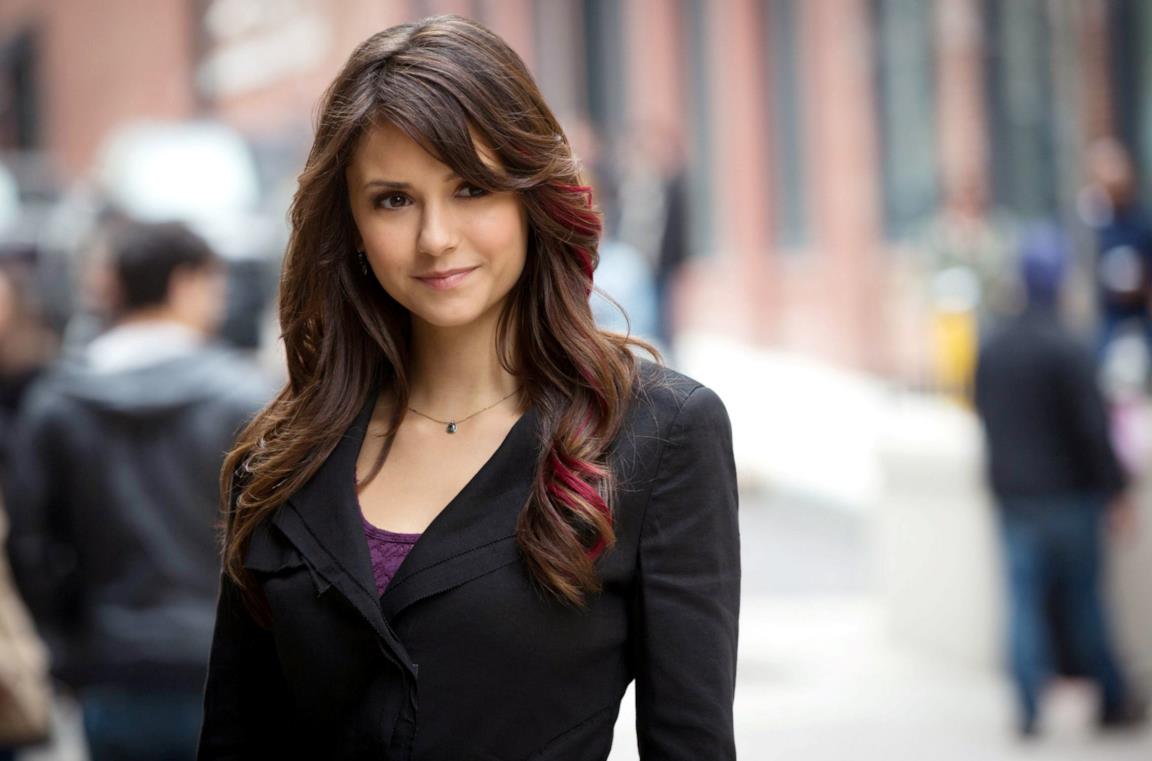 Nina Dobrev è Elena Glbert in The Vampire Diaries