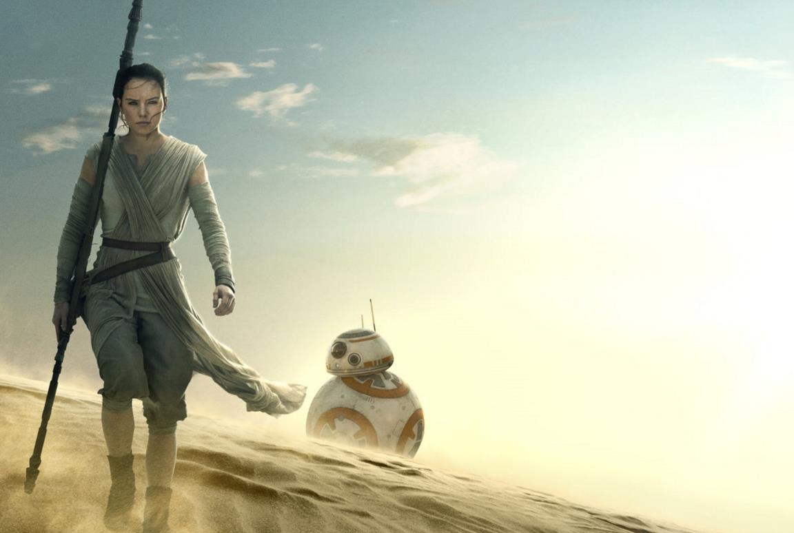 Rey e BB-8 camminano nel deserto
