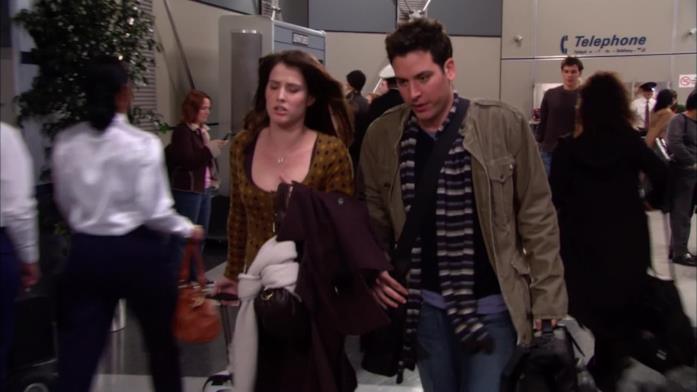 Ted e Robin in aeroporto Una scena della sitcom