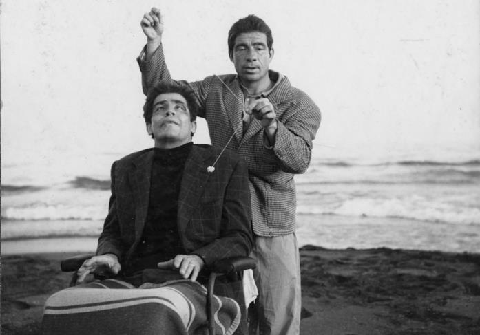 I mostri, Dino Risi alle prese con i vizi e le debolezze degli italiani Vittorio Gassman e Ugo Tognazzi in una scena del film