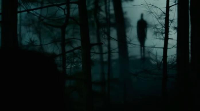 Lo Slender Man compare tra i boschi La confusa e terribile sagoma dello Slender Man