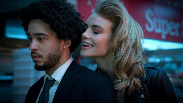 Night Teeth, ci sarà un sequel? Le previsioni e la risposta di Jorge Lendeborg Jorge Lendeborg Jr. e Lucy Fry in una scena del film Night Teeth