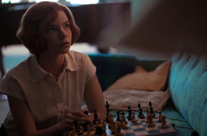 Anya Taylor-Joy in una scena della serie La regina degli scacchi