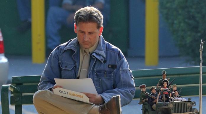 Steve Carell Steve Carell guarda le foto scattate alle sue bambole