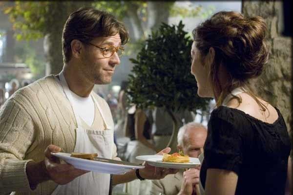 Un'ottima annata Russell Crowe serve ai tavoli in Un'ottima annata