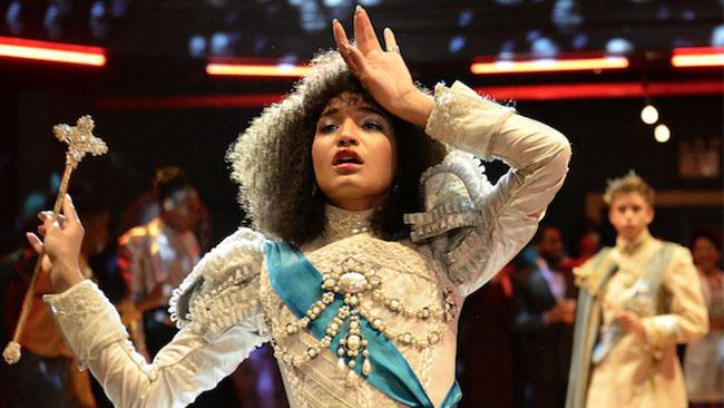 Indya Moore in costume d'epoca per Pose