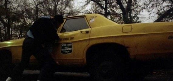 Ercole a New York: 10 cose che non sapevi sul primo film interpretato da Schwarzenegger Arnold Schwarzenegger capovolge un taxi in una scena del film Ercole a New York