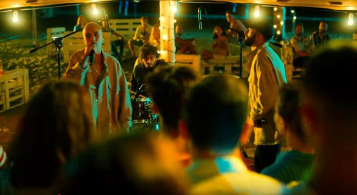 Coma_Cose Summertime Una scena di Summertime con i Coma_Cose sulla spiaggia