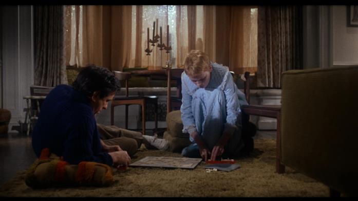 Mia Farrow e John Cassavetes in una scena di Rosemary's Baby Mia Farrow e John Cassavetes sono i protagonisti di Rosemary's Baby