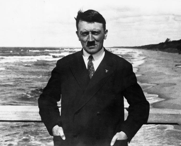 Adolf Hitler Adolf Hitler sulla spiaggia