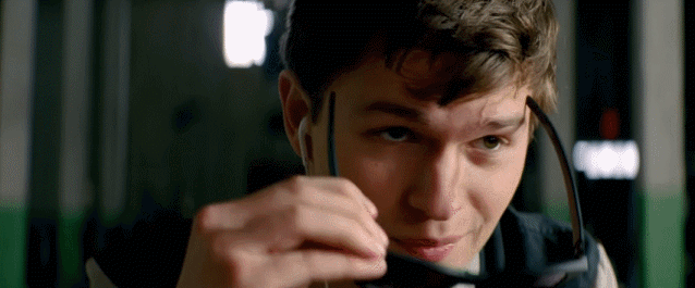 Ansel Elgort si mette gli occhiali da sole in Baby Driver