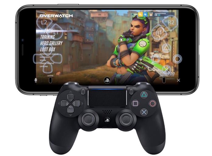 Grazie a PS4 Remote Play, iPhone e iPad diventano console portatili Un DualShock 4 abbinato ad un iPhone mentre esegue l'app PS4 Remote Play in esecuzione