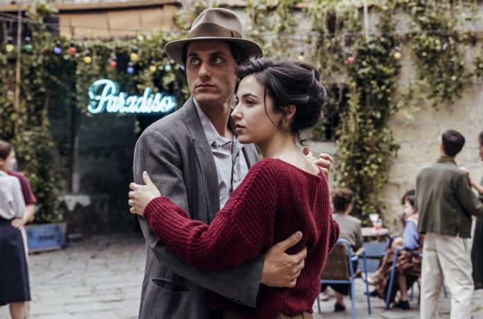 Luca Marinelli e Denise Sardisco in una scena del film Martin Eden