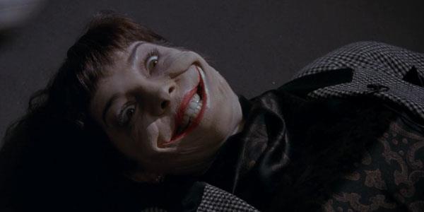 Una delle vittime del Joker nella pellicola di Tim Burton Il ghigno di una delle vittime del Joker nella pellicola di Tim Burton