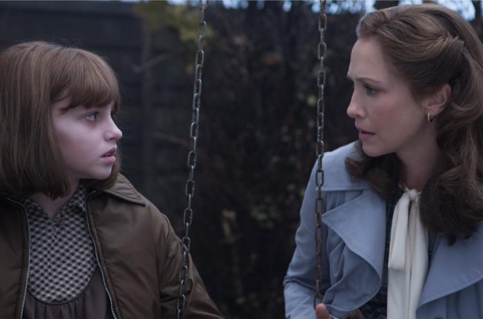 Vera Farmiga e Madison Wolfe in The Conjuring 2