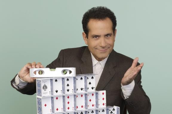 Tony Shalhoub intepreta il detective Adrian Monk