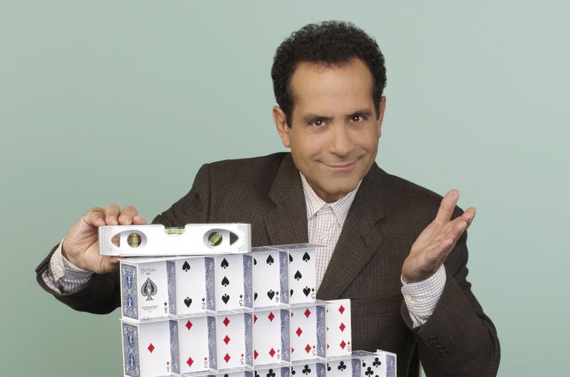 Tony Shalhoub intepreta il detective Adrian Monk