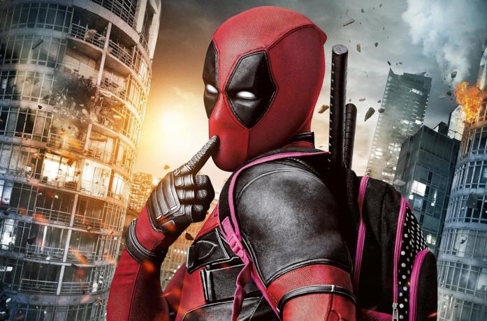 Deadpool trasporta uno zainetto rosa, mentre la città prende fuoco