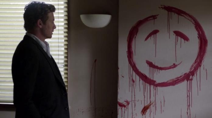 Patrick Jane osserva il sorriso macabro disegnato da John il Rosso Patrick Jane osserva il sorriso scritto col sangue di John il Rosso