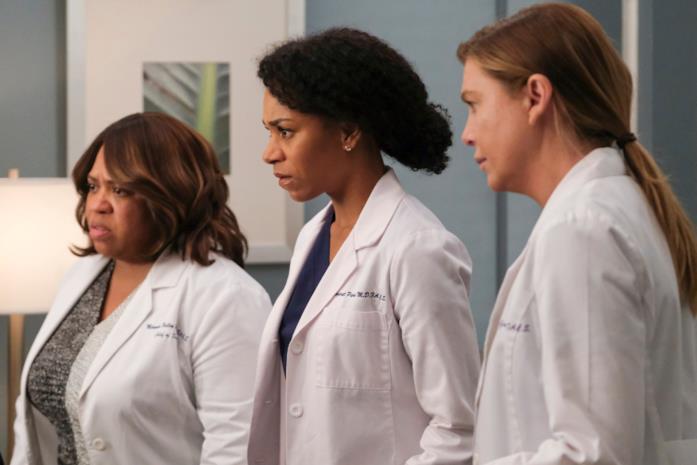 La Bailey, Maggie e Meredith in una scena di Grey's Anatomy Tre dei personaggi di Grey's Anatomy: Miranda Bailey, Maggie Pierce e Meredith Grey