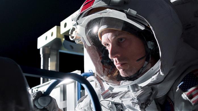 Una scena tratta dalla prima stagione di For All Mankind Un astronauta statunitense guida un veicolo
