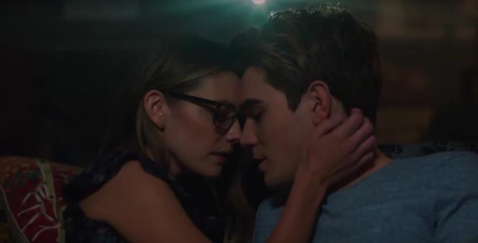 Archie e Miss Grundy nell'episodio 2x01 Archie e Miss Grundy in una scena intima di Riverdale
