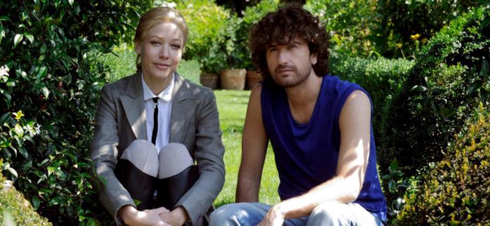 Una scena de Il principe abusivo Sarah Felberbaum e Alessandro Siani