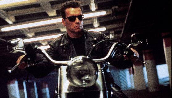 Arnold Schwarzenegger guida una moto in Terminator 2 - Il giorno del giudizio