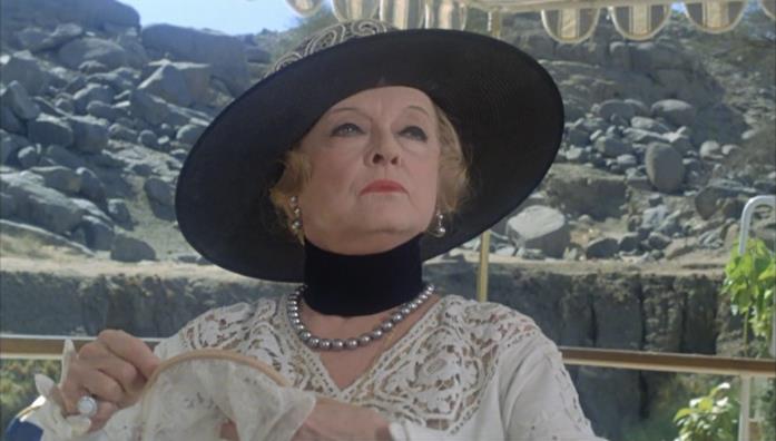 Assassinio sul Nilo, Bette Davis Bette Davis interpreta una ricca signora in Assassinio sul Nilo