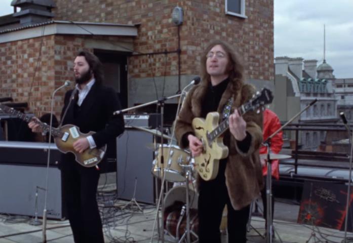 Nel 1969 lo storico Rooftop Concert dei The Beatles Paul McCartney e John Lennon sul tetto della sede della Apple Records per il Rootop Concert del 1969